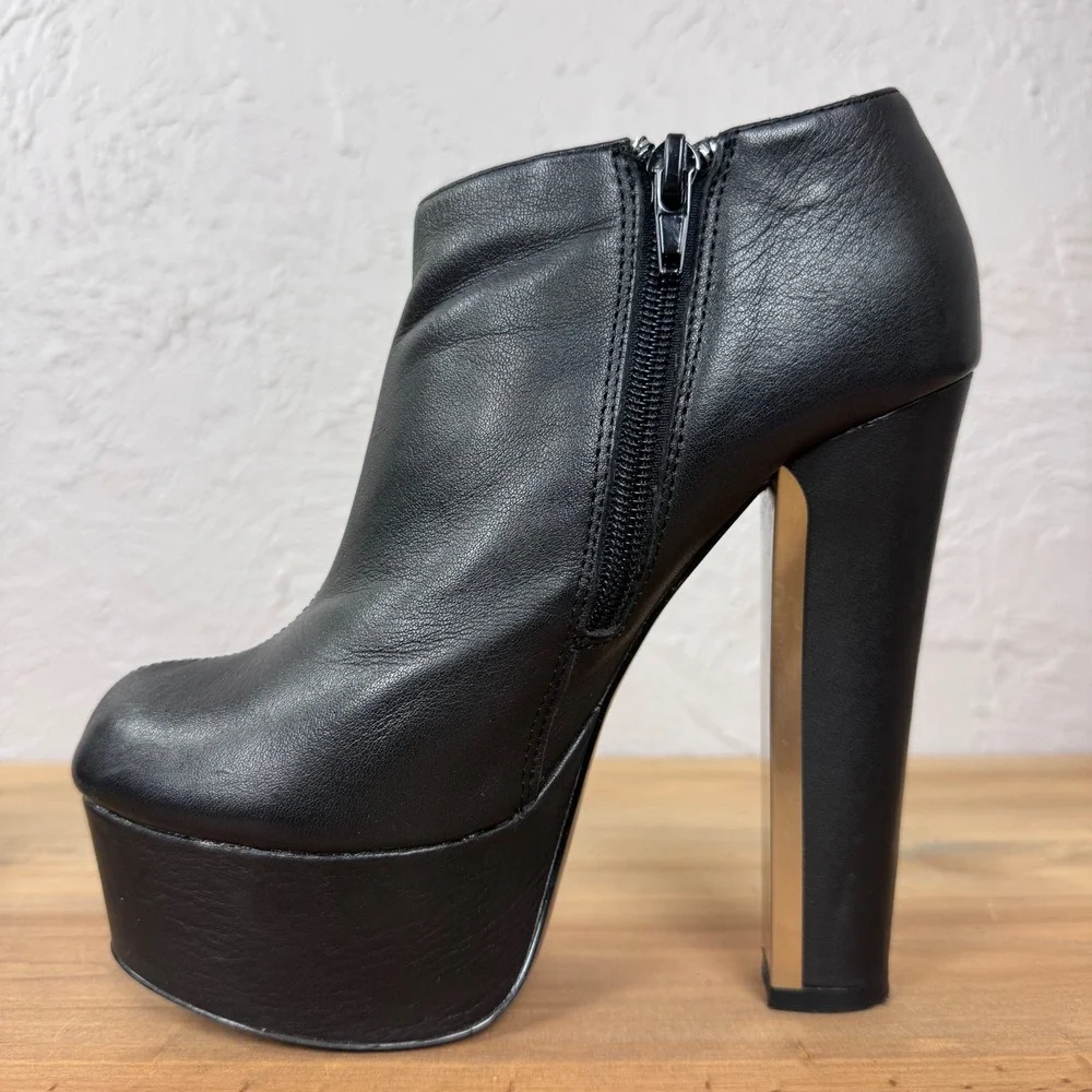 2010s Tumblr grunge girl black leather platform booties Zigi Soho size 6